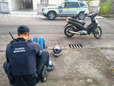 agente socorrendo vítima