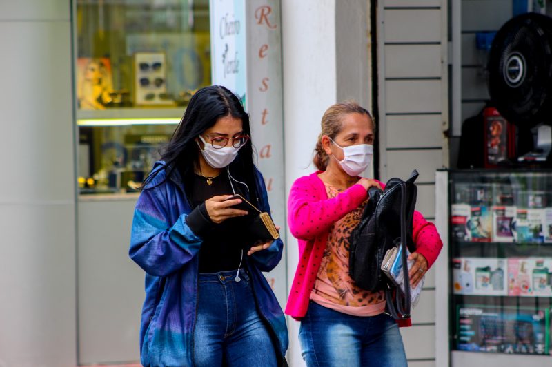 Pessoas com máscaras contra o coronavírus