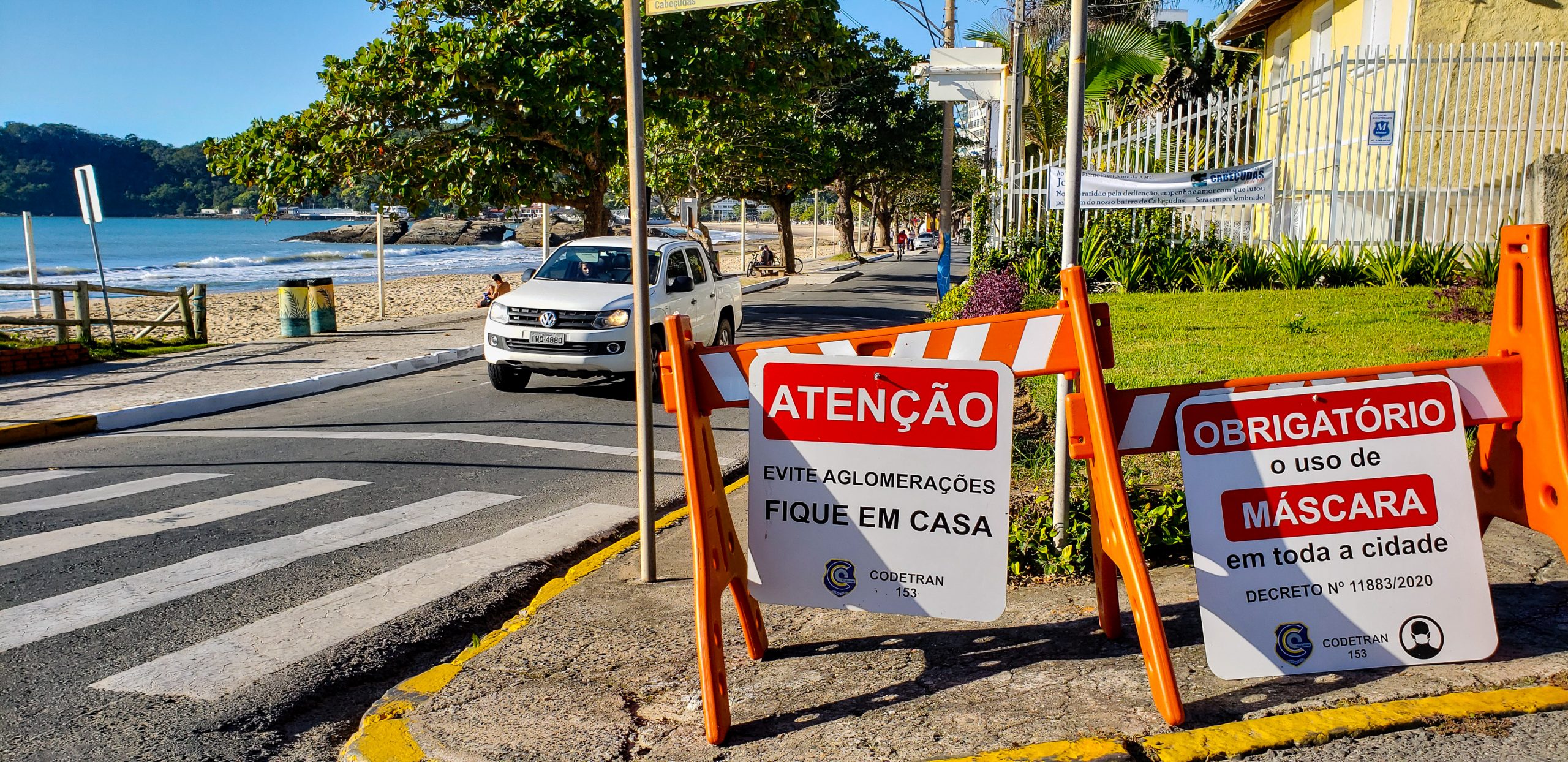 Sinalização orienta população a ficar em casa