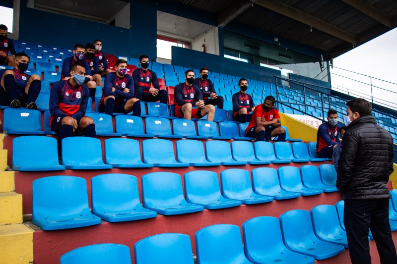 jogadores do marcílio na arquibancada