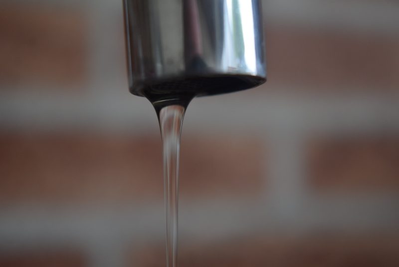 Água saindo da torneira com pouca pressão