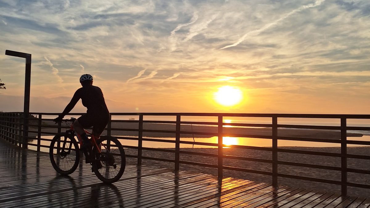 Bicicleta ao nascer do sol na praia brava