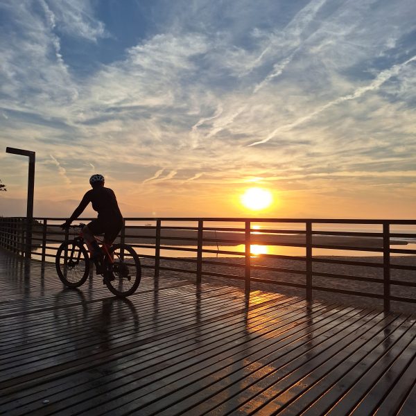 Bicicleta ao nascer do sol na praia brava