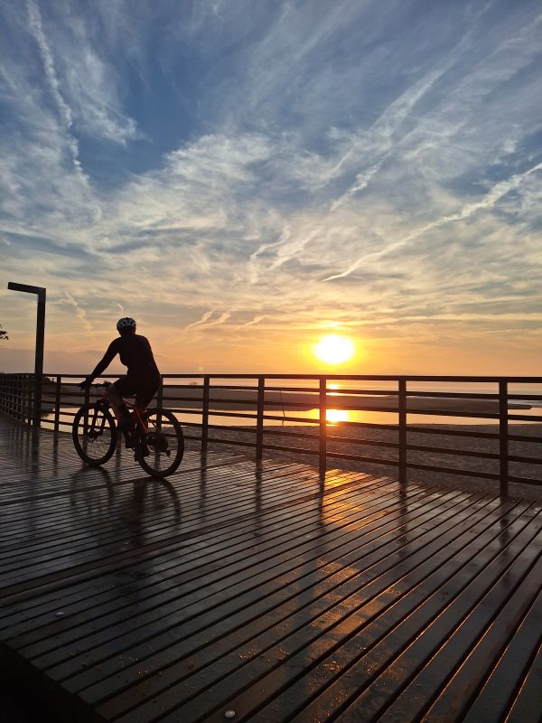 Bicicleta ao nascer do sol na praia brava
