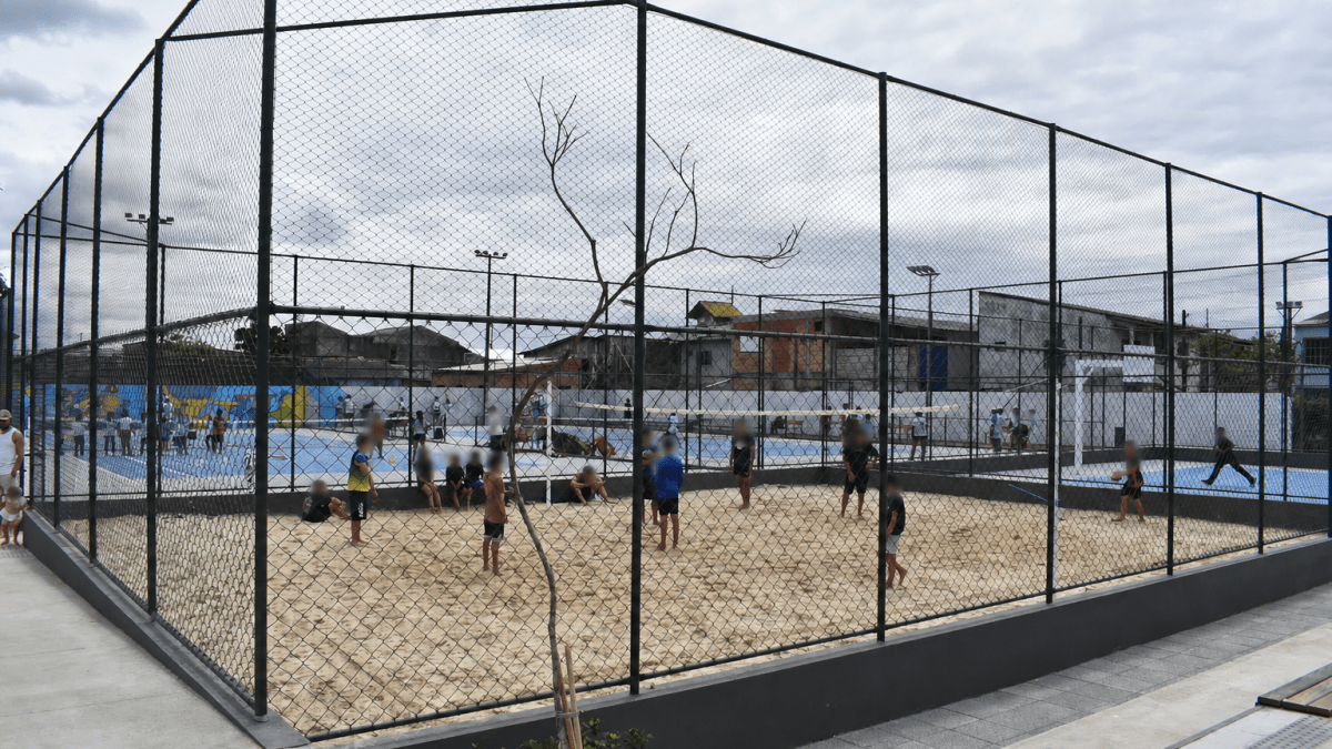 Quadra de areia da praça Pedro de Lima - Cidade Nova - Crianças desfocadas