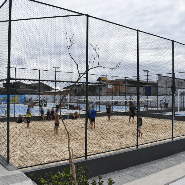 Quadra de areia da praça Pedro de Lima - Cidade Nova - Crianças desfocadas