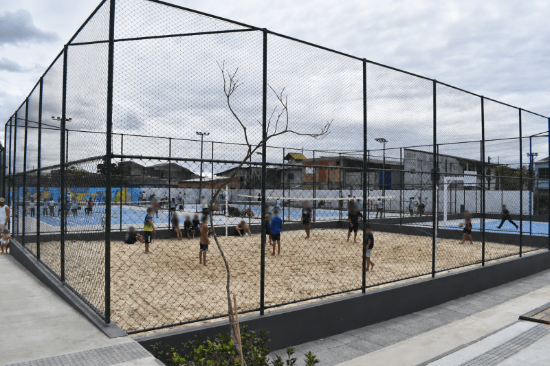 Quadra de areia da praça Pedro de Lima - Cidade Nova - Crianças desfocadas